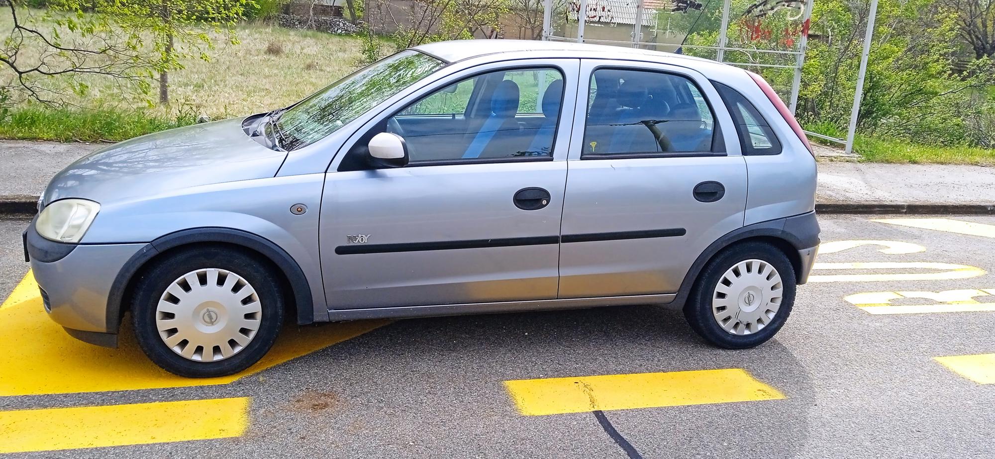 Opel Corsa 1,2 reg, god. 2003, uredno stanje, kont. 0958358561.
