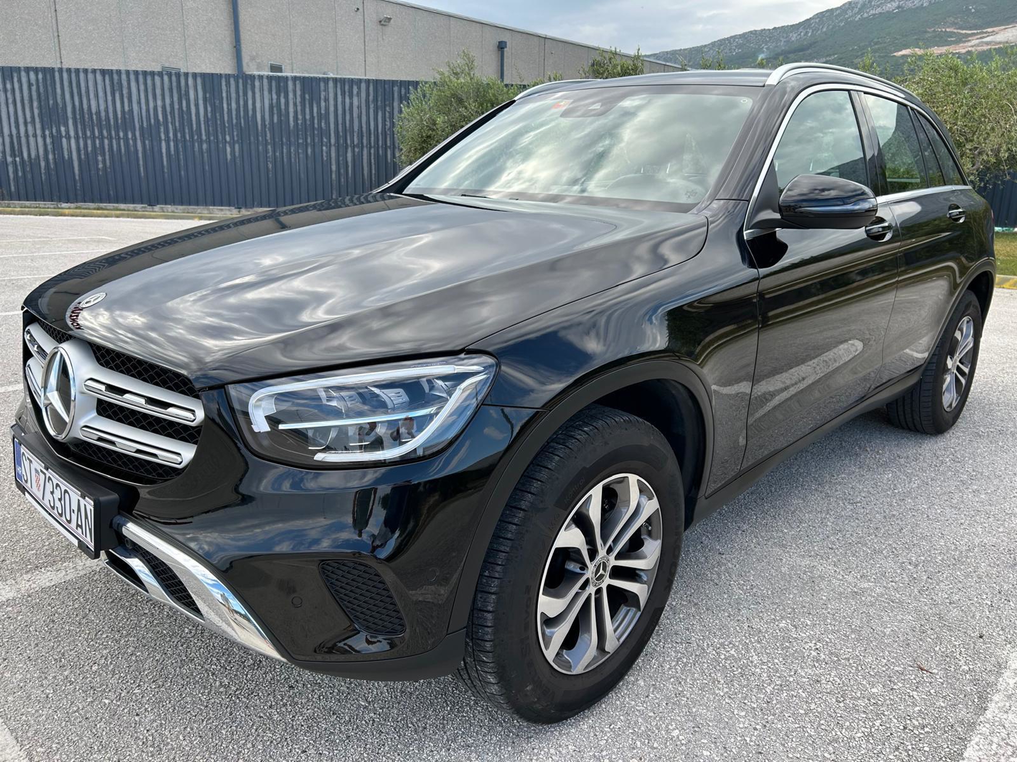 Mercedes-Benz GLC200 4MATIC 2021 AMG Line int./Off road ext. 51.615 km  Top stanje