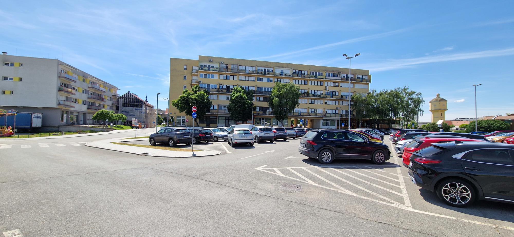 Iznajmljujem dvoetažni 3-sobni stan 76,5 m2 u centru Vukovara. Sve info. 091 581 1297