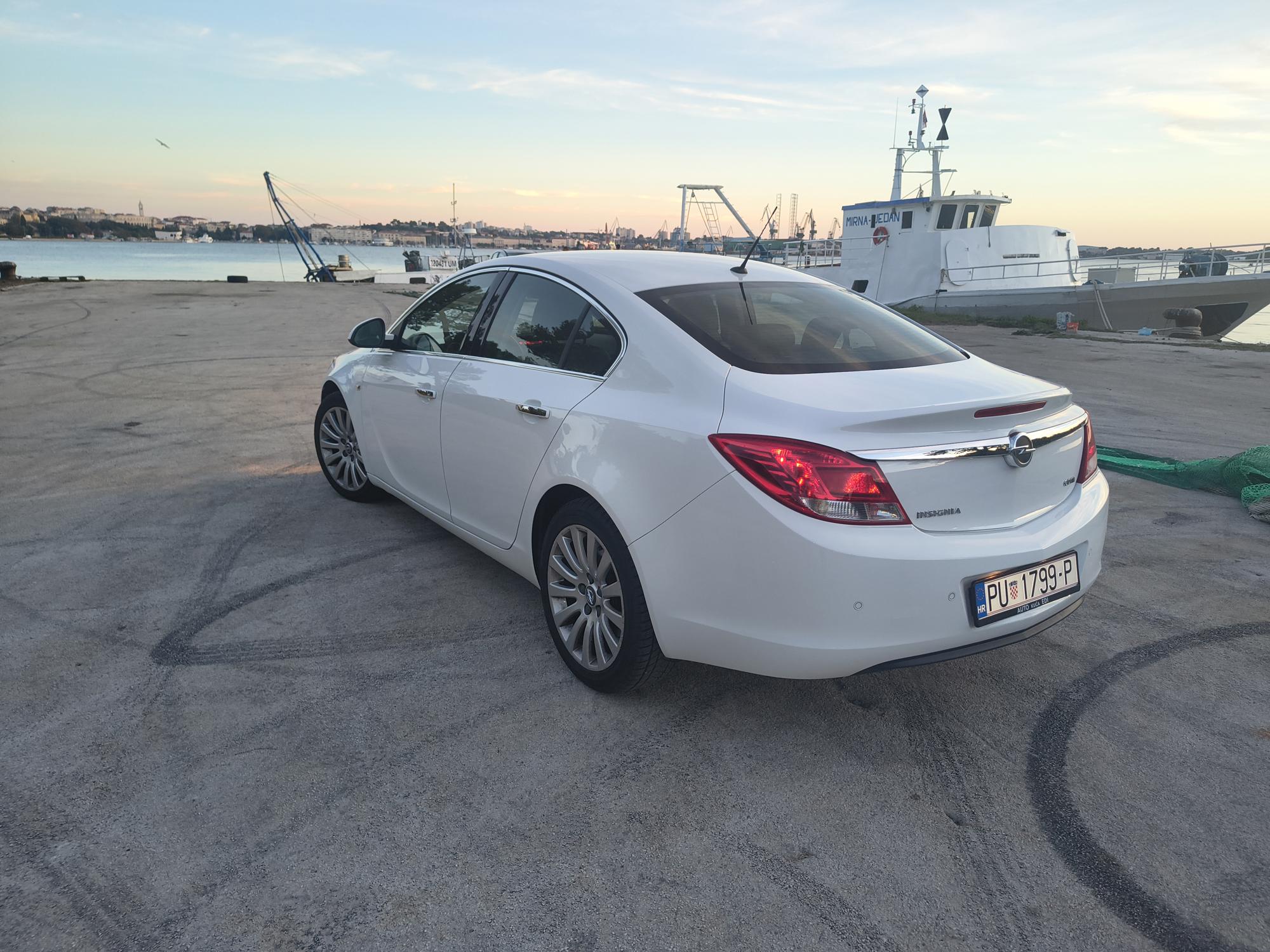 Opel Insignia/160 KS, automatik, Bi-Xenon/ALF, reg. godinu dana, jedinstvena