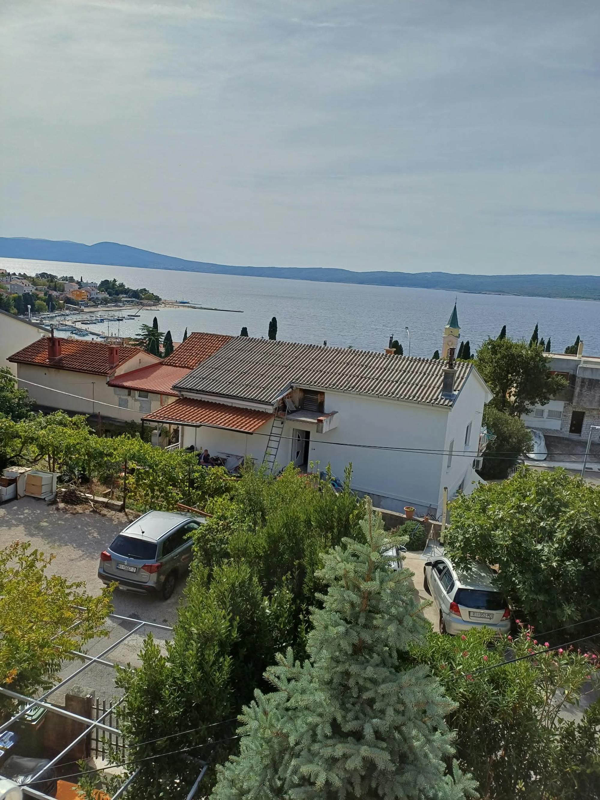PRILIKA! SELCE – CJELOGODIŠNJI NAJAM, POGLED NA MORE, VELIKA TERASA – 600 €!