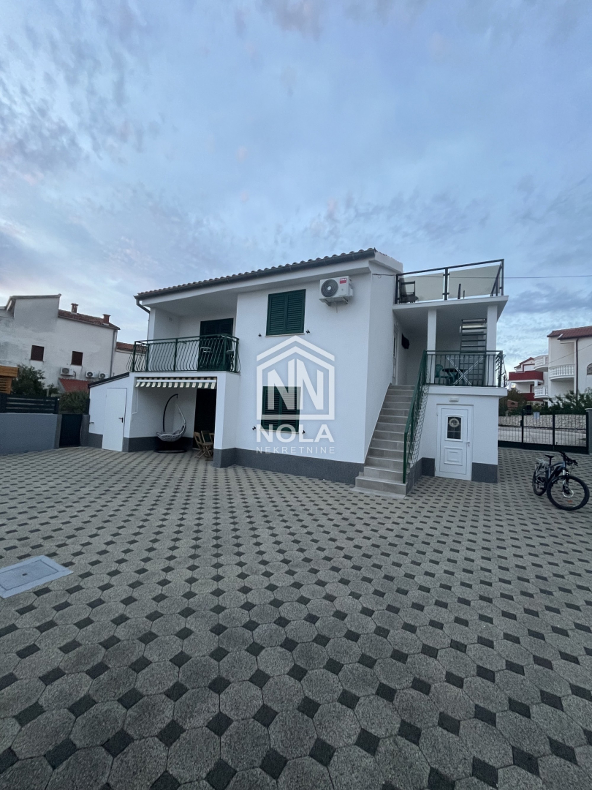 VODICE/SRIMA – kuća s 2 stana na korak do mora