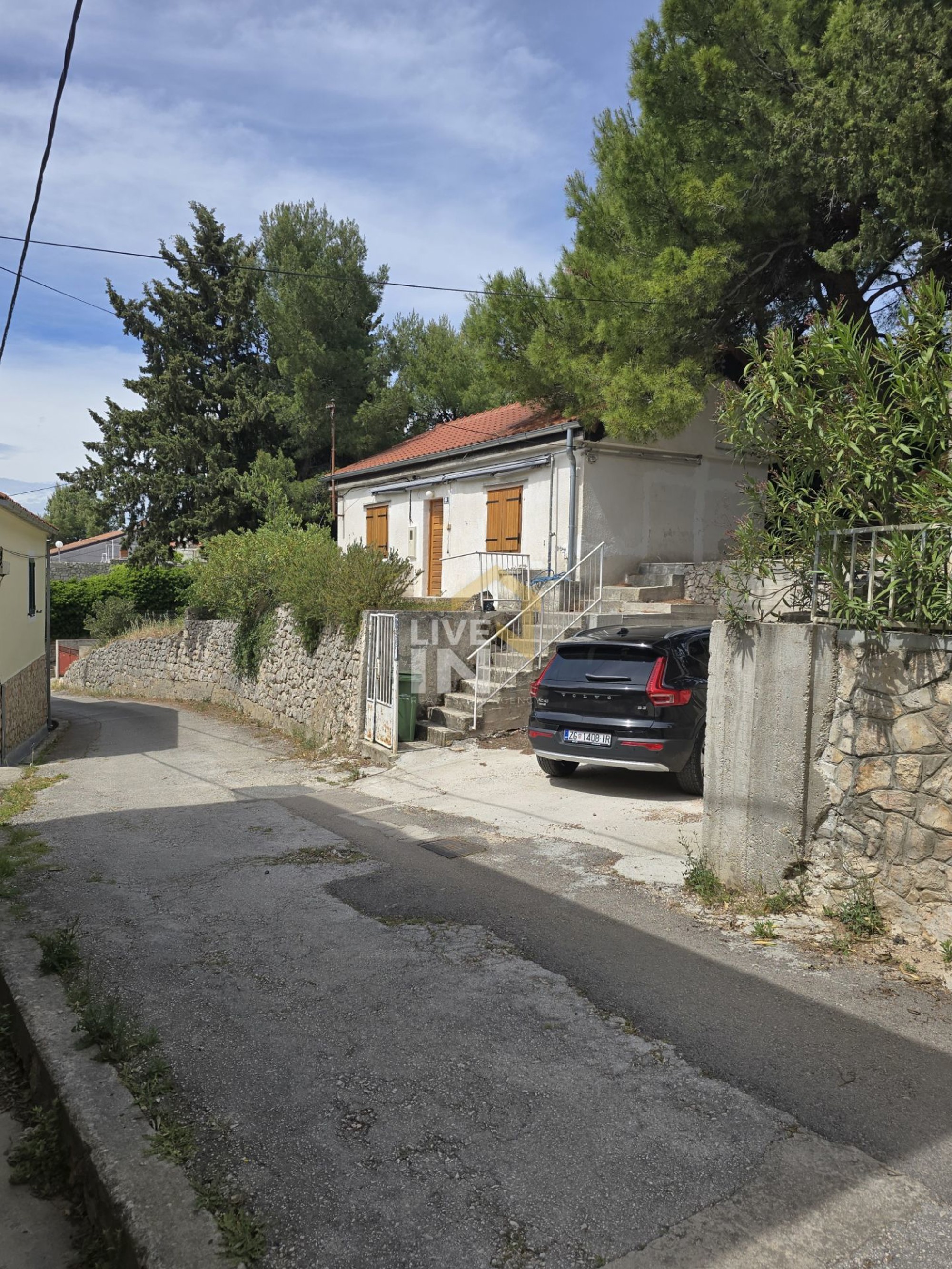 Murter, Staro selo, samostojeća vikendica sa parkingom, prod