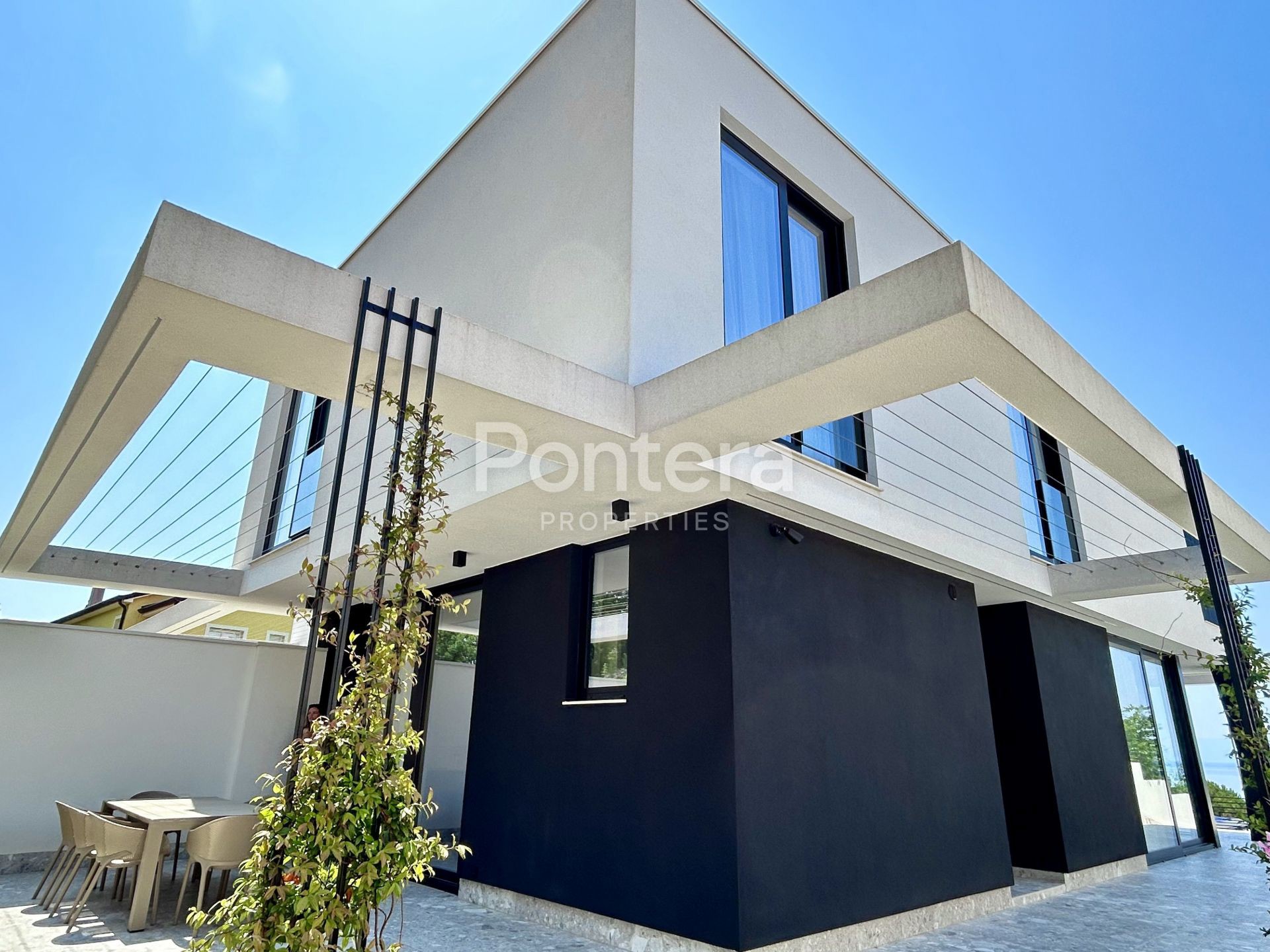 KOSTRENA, Villa prvi red do mora