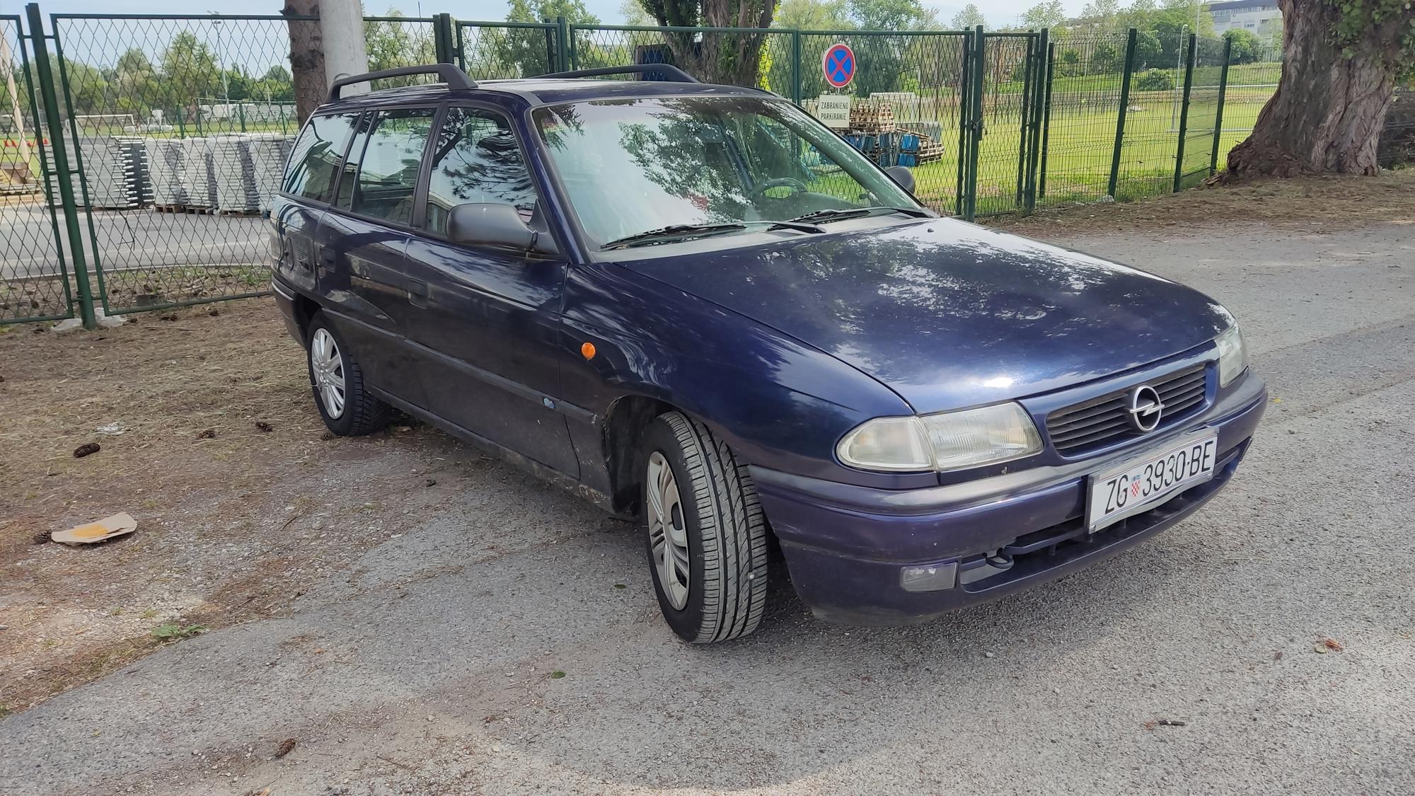 OPEL ASTRA  REGISTRIRANA JOŠ MJESEC DANA