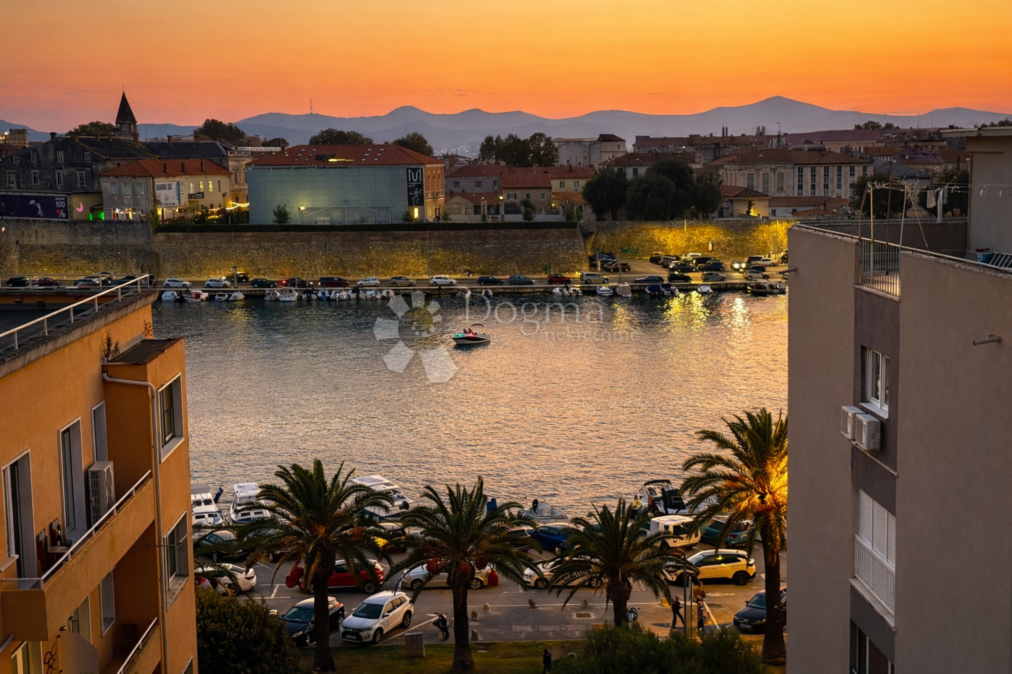 TOP PRILIKA! Zadar (Branimirova obala) - renovirani stan 60m