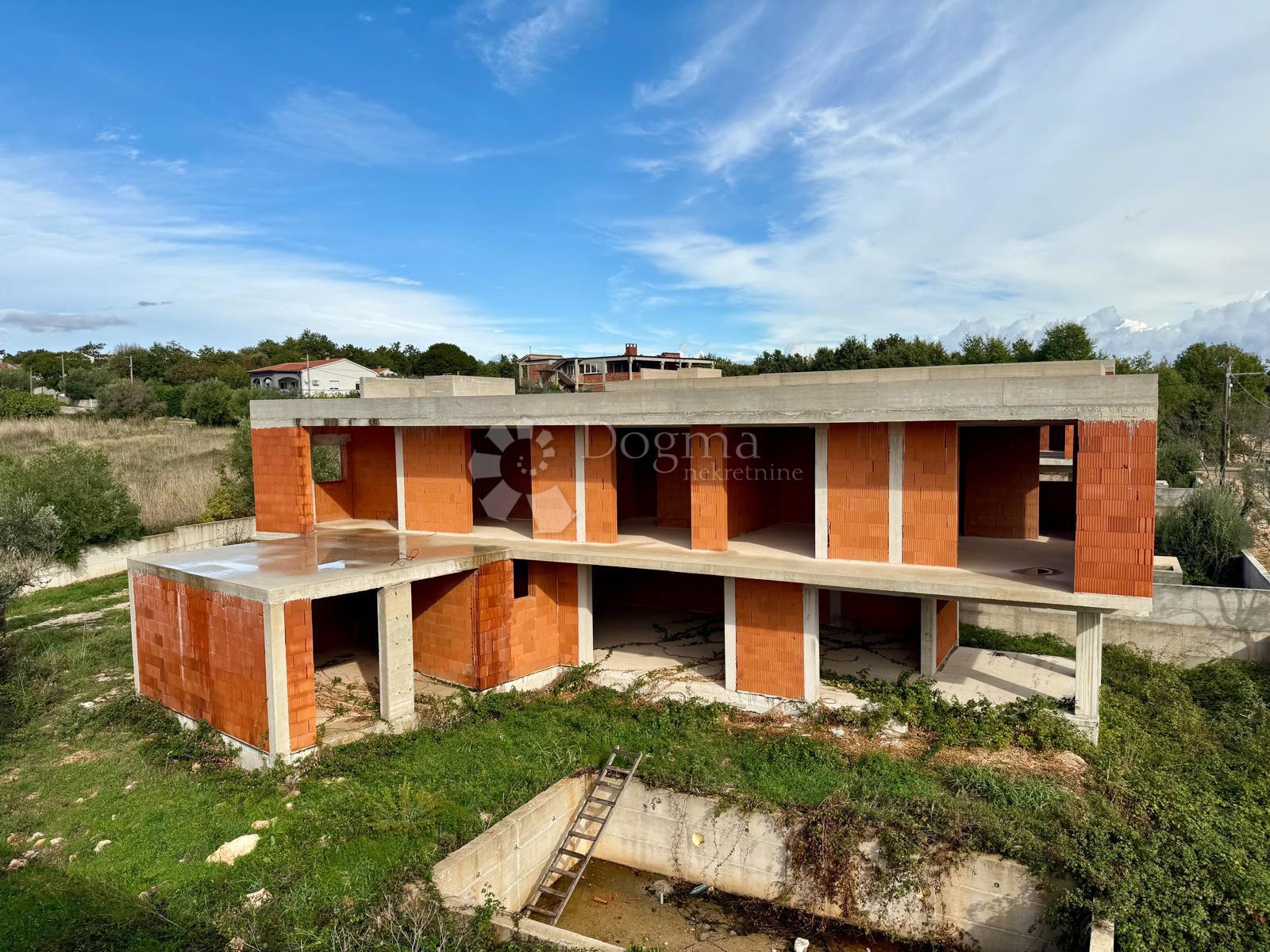 ISTRA – LUKSUZNA MODERNA VILA S 4 SPAVAĆE SOBE I BAZENOM, ROH-BAU