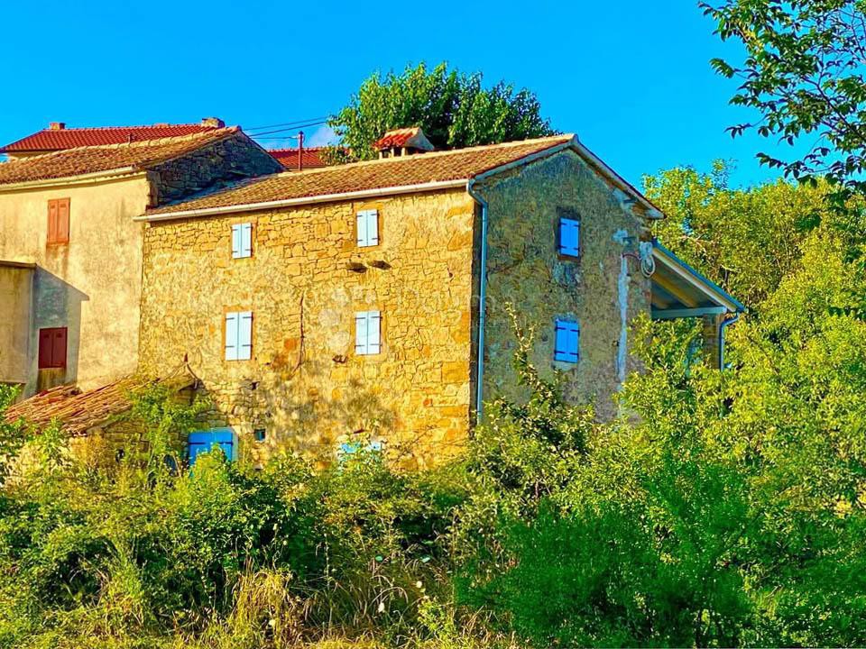 Draguć - kuća i pomoćni objekt s prekrasnim pogledom