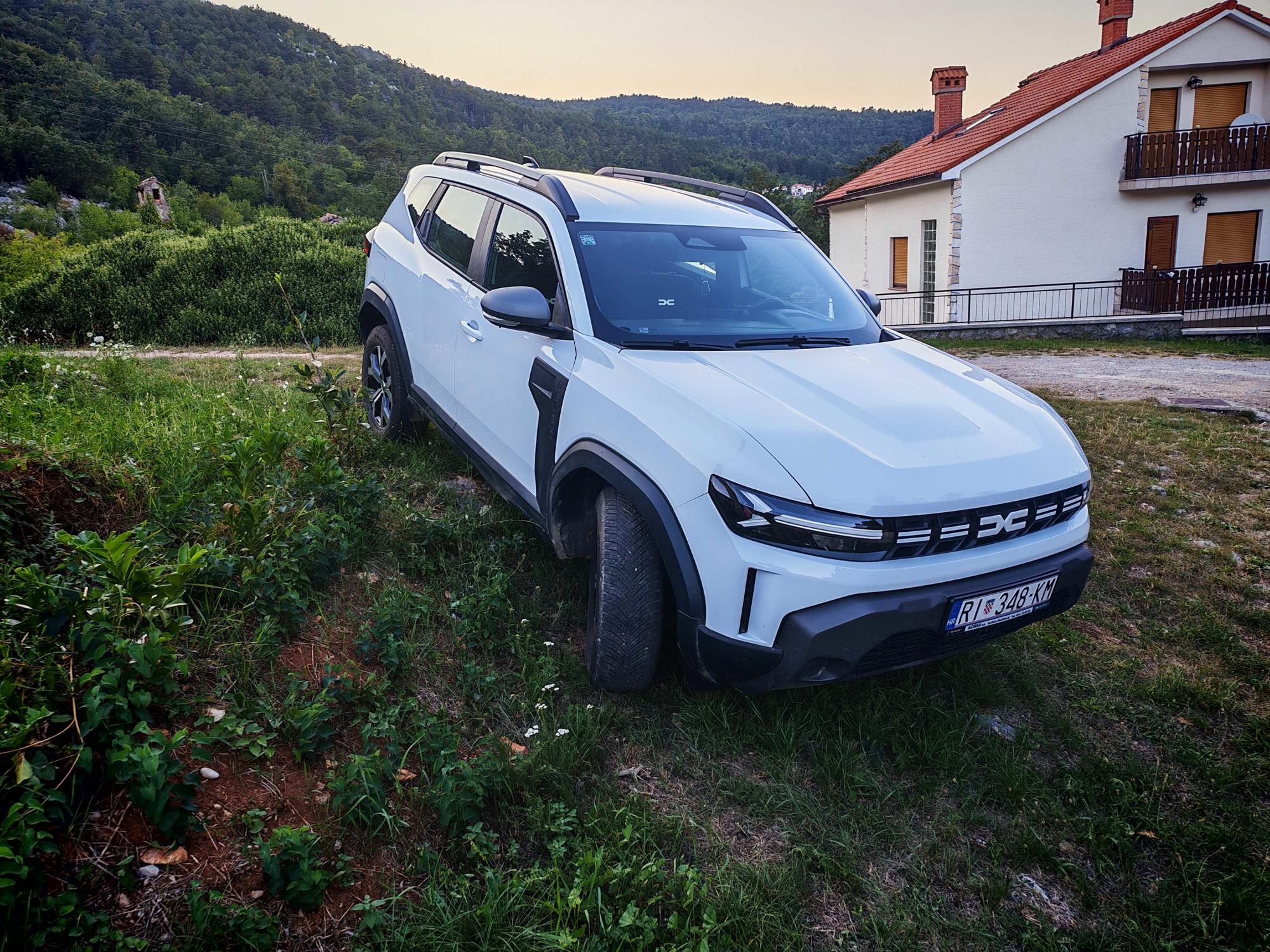 Dacia Duster 4x4 samo 9000 km - kuka i krovni prtljažnik