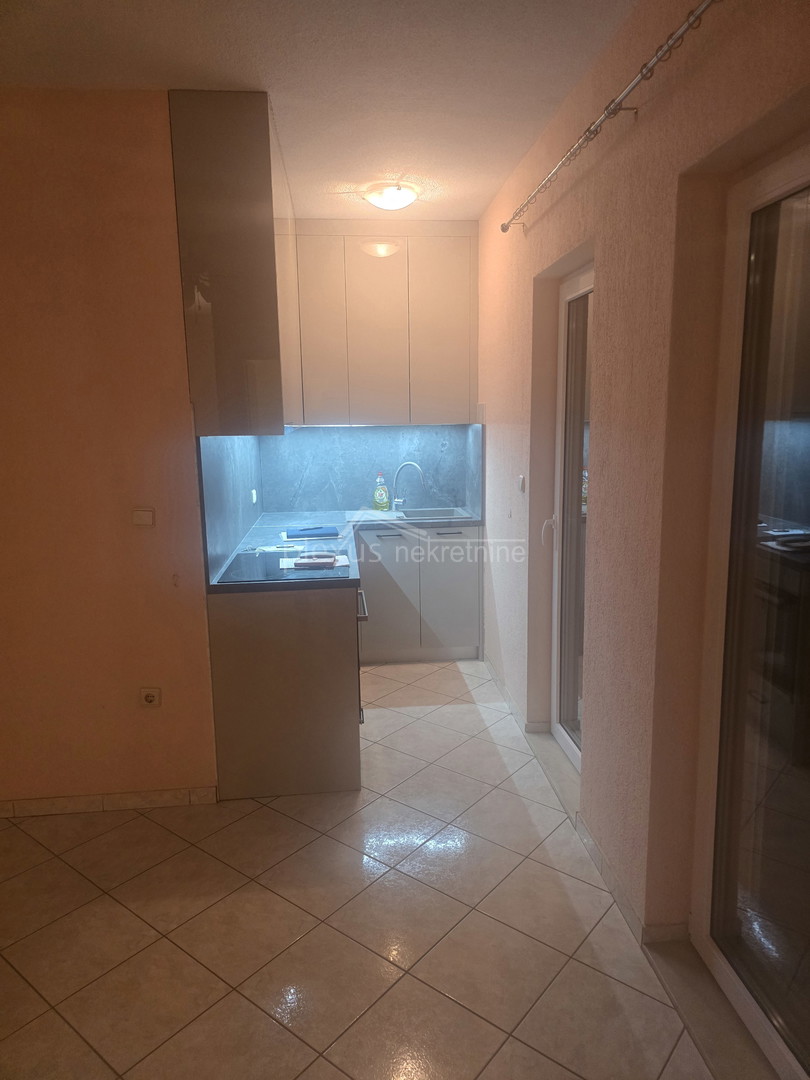Kaštel Novi, prodaje se dvosobni stan u stambenoj zgradi