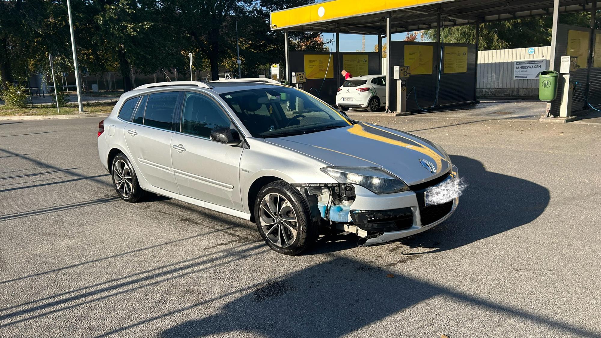 RENAULT LAGUNA BOSE 2014, razbijen branik u voznom stanju