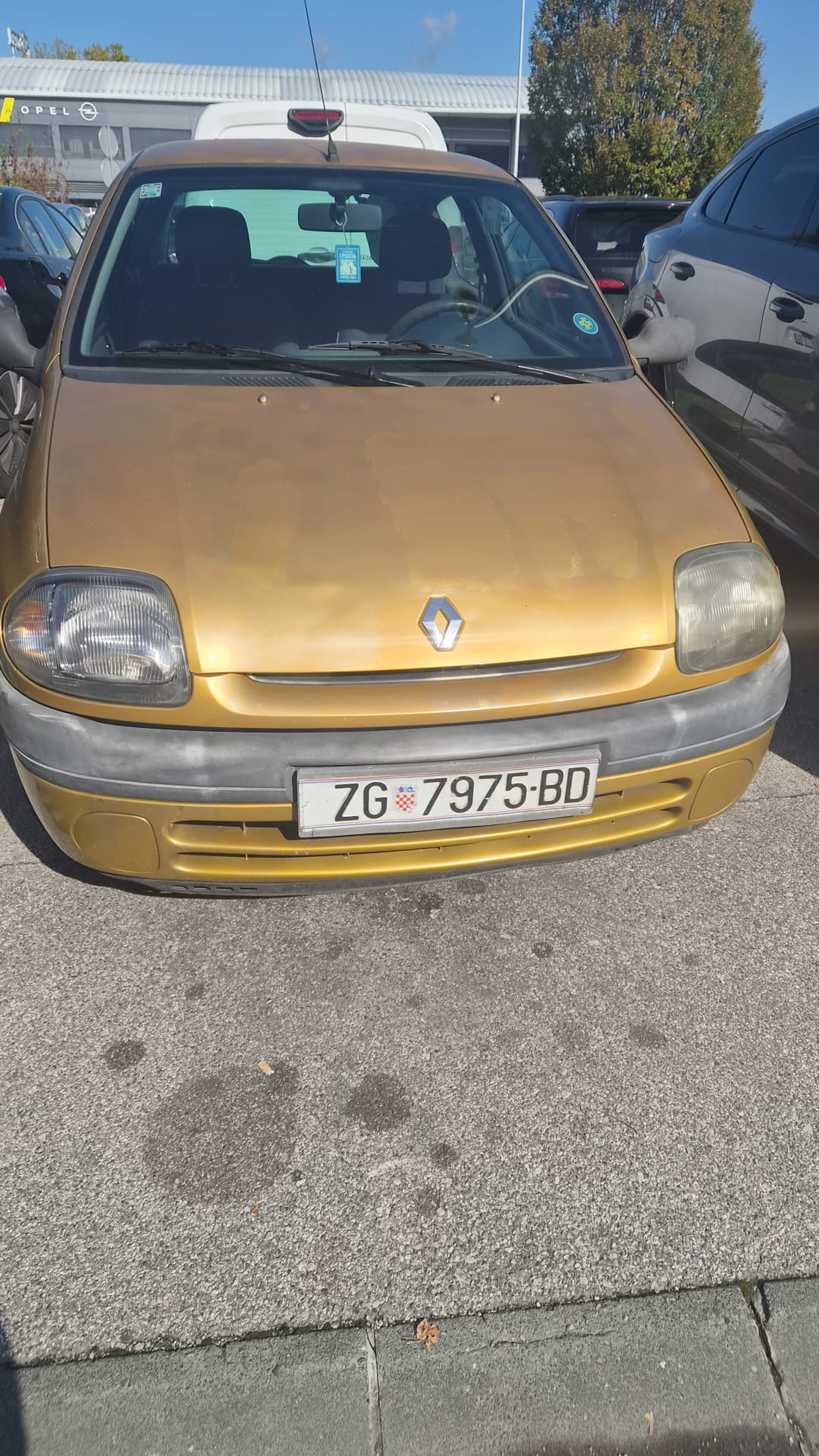Clio 2  reg 4-27    tel 095 370 1840