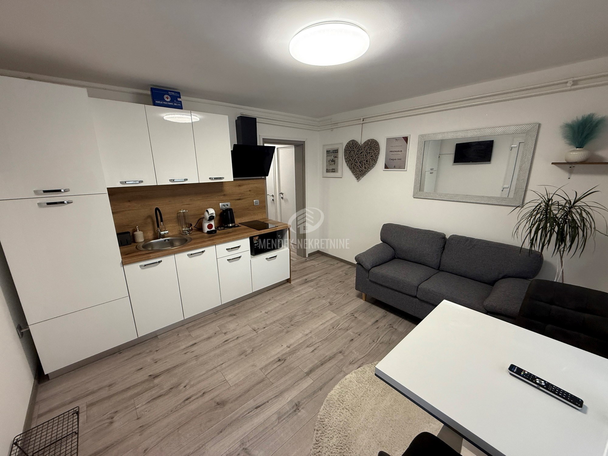 2 SOBAN APARTMAN U SKLOPU APARTMANSKOG OBJEKTA S REŽIJAMA, VARAŽDIN, CENTAR