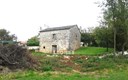 Kamena kuća za renovaciju s privatnim zemljištem i predivnim pogledom na zelenilo u Zrenju