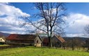 Ogulin okolica - Stara drvena kuća, štala i šajer na 1357 m2 zemljišta